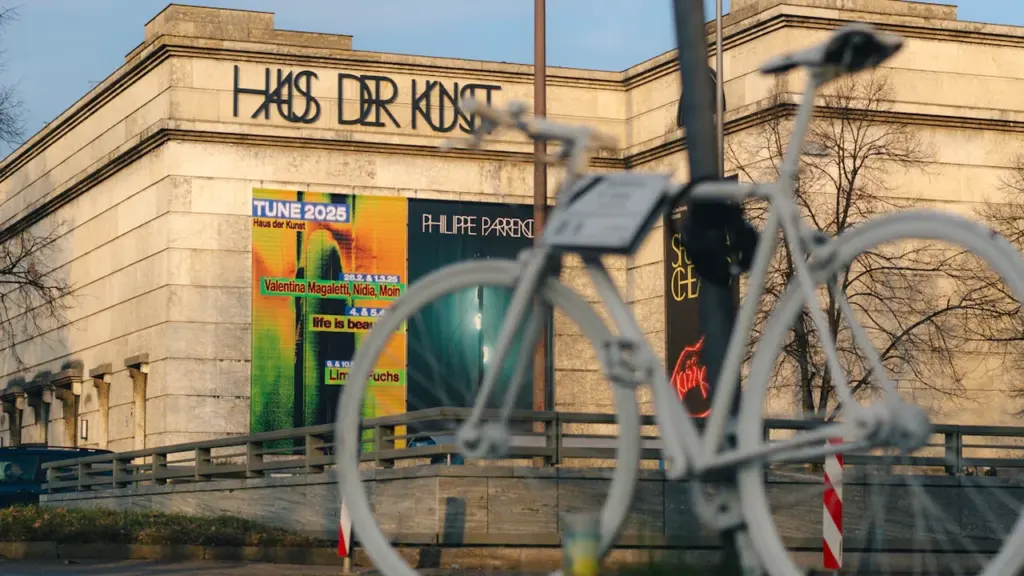 Weißes Fahrrad vor dem historischen Gebäude des Haus der Kunst in München.