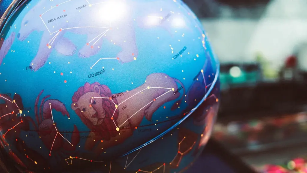 Ein beleuchteter Sternenhimmel-Globus zeigt verschiedene Sternbilder und astrologische Tierkreiszeichen im Detail.