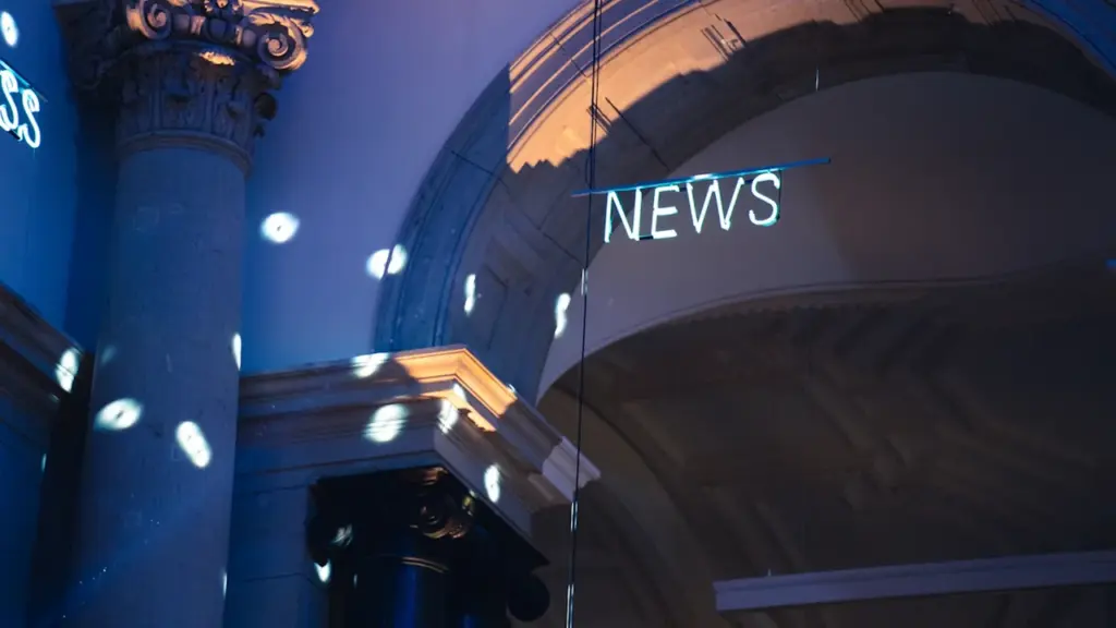 Architektonische Innenansicht eines Gebäudes mit klassischen Säulen und Lichtspiel unter dem Bogen.