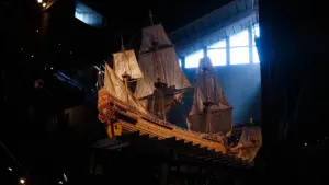 Ein historisches Segelschiff im Museum, das die Ära der Piraterie eindrucksvoll veranschaulicht.