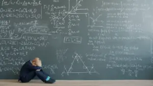 Ein Kind sitzt verzweifelt vor einer großen Schultafel voller komplexer mathematischer und chemischer Formeln.