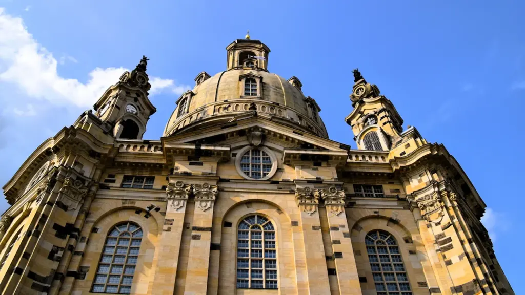 Die prachtvolle Frauenkirche in Dresden unter einem strahlend blauen Himmel bei Tageslicht.
