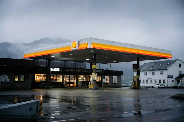 Spritpreise vergleichen: Wann sich eine günstigere Tankstelle lohnt