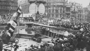 Historische Aufnahme des Trafalgar Square mit einem abgestürzten deutschen Flugzeug nach dem Ersten Weltkrieg.
