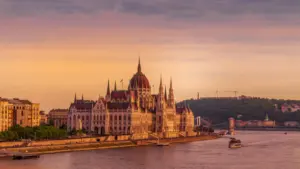 Das ungarische Parlamentsgebäude in Budapest bei Sonnenaufgang über der Donau.